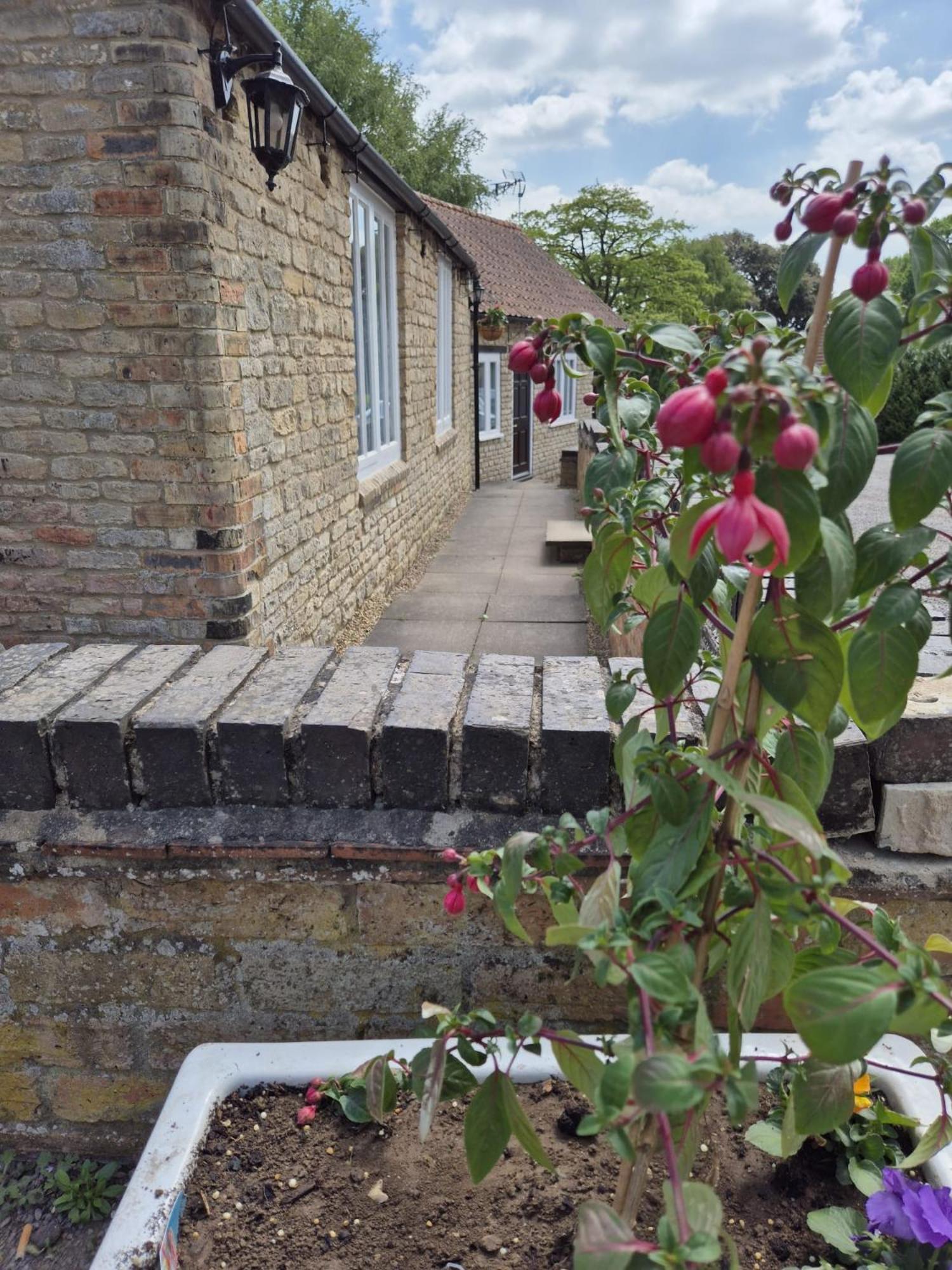 The Ship Inn Oundle Extérieur photo